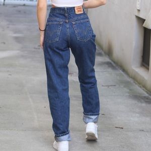 550 Levi’s dark-wash mom jeans sz27